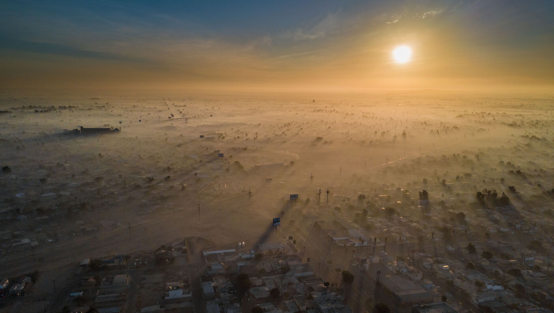 صورة بعنوان السنة الجديدة الملوثة، للمصور إليود جيل سامانيغو، الذي فاز في فئة جائزة المدن المستدامة لعام 2019، في مسابقة المصور البيئي لعام 2019 - سبوتنيك عربي, 1920, 19.11.2021