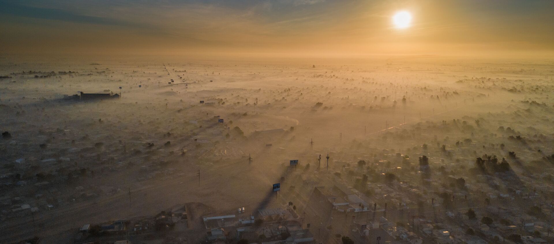 صورة بعنوان السنة الجديدة الملوثة، للمصور إليود جيل سامانيغو، الذي فاز في فئة جائزة المدن المستدامة لعام 2019، في مسابقة المصور البيئي لعام 2019 - سبوتنيك عربي, 1920, 26.02.2021