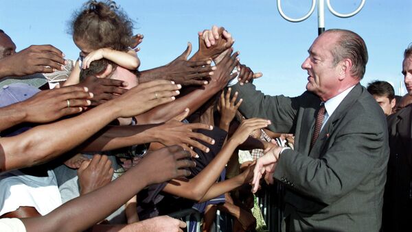 الرئيس الفرنسي السابق الراحل جاك شيراك في جزيرة مايوت الفرنسية، عام 2001 - سبوتنيك عربي