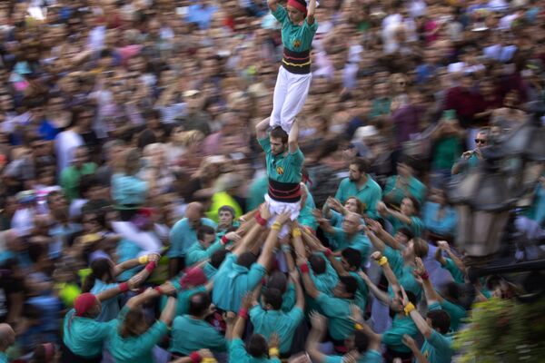 برج الإنسان في مهرجان لا ميرس في برشلونة، إسبانيا 24 سبتمبر 2019 - سبوتنيك عربي