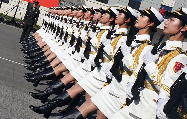 الجنديات الصينيات خلال البروفة قبل بدء العرض العسكري للاحتفال بالذكرى الـ70 لتأسيس جمهورية الصين الشعبية، في ضواحي بكين، الصين - سبوتنيك عربي