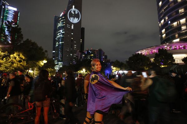 إضاءة إشارة باتمان (الرجل الوطواط) تحتفل بالذكرى الـ80 لتأسيس فيلم باتمان في مكسيكو سيتي، 21 سبتمبر 2019. - سبوتنيك عربي