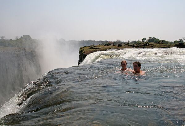 بشكل لا يصدق، ولكنه من الممكن السباحة بأمان في برك طبيعية تسمى ديفيل بوول (بركة الشيطان) في الجزء العلوي من الشلالات، على جانب الأراضي زامبيا - سبوتنيك عربي
