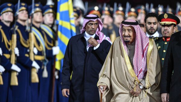 اللواء عبد العزيز الفغم يسير خلف الملك سلمان بن عبد العزيز خلال إحدى زياراته الرسمية - سبوتنيك عربي