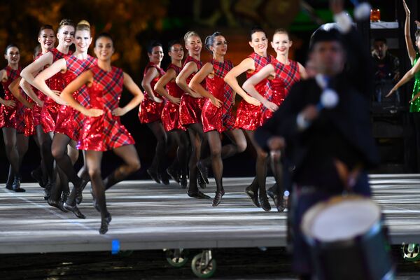 فريقة لرقص السلتيك خلال الحفل الختامي لمهرجان سباسكايا باشنيا في الساحة الحمراء في موسكو. - سبوتنيك عربي