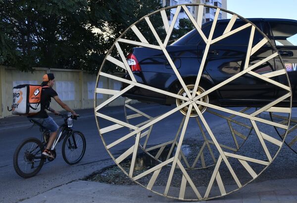 سيارة لادا بيرورا بعجلات عملاقة، تمثال في إحدى شوارع مدينة كراسنودار الروسية - سبوتنيك عربي