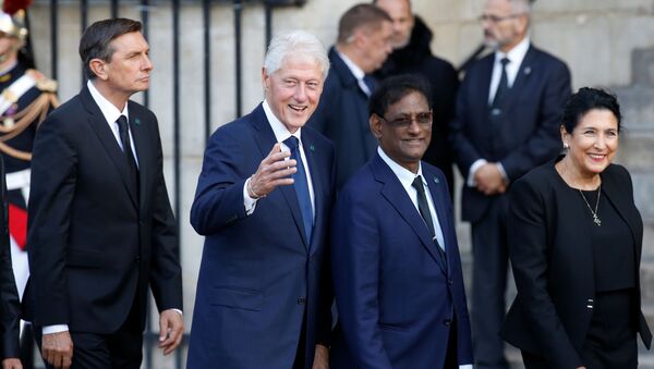 الرئيس الأمريكي السابق بيل كلينتون في جنازة الرئيس الفرنسي الأسبق الراحل جاك شيراك في باريس، فرنسا 30 سبتمبر 2019 - سبوتنيك عربي