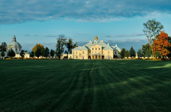 قصر مينشيكوفسكي الكبير في حديقة القصر الملكي أورانينباوم في سان بطرسبورغ - سبوتنيك عربي