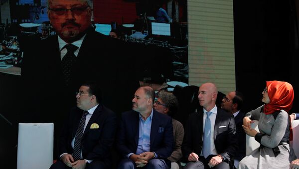 خطيبة الصحفي السعودي المقتول جمال خاشقجي وجيف بيزوس مؤسس شركة أمازون في أثناء حضورهما احتفالًا بالذكرى السنوية الأولى لمقتل خاشقجي في إسطنبول - سبوتنيك عربي