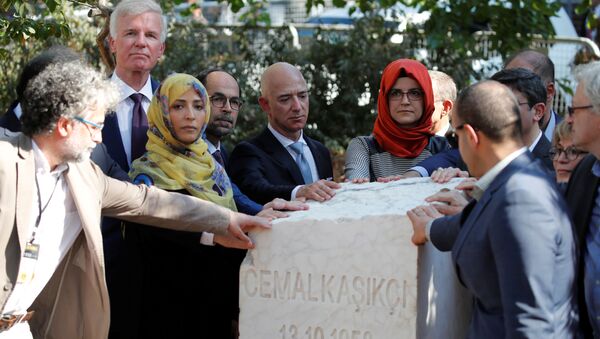 خطيبة الصحفي السعودي المقتول جمال خاشقجي وجيف بيزوس مؤسس شركة أمازون حول نصب تذكاري خلال حفل بمناسبة الذكرى السنوية الأولى لمقتل خاشقجي في إسطنبول - سبوتنيك عربي