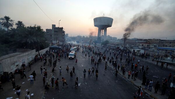 متظاهرون يحتجون على البطالة والفساد وسوء الخدمات العامة في بغداد - سبوتنيك عربي