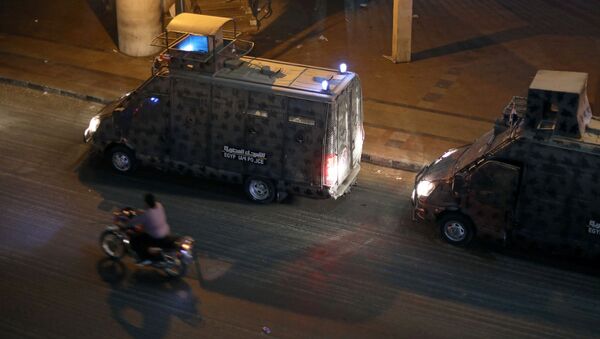 سيارات الشرطة في وسط القاهرة بينما كان المتظاهرون يتجمعون وهم يهتفون بالشعارات المناهضة للحكومة في القاهرة - سبوتنيك عربي