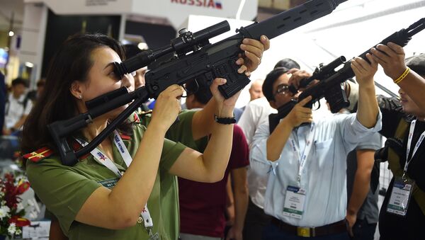 معرض الدفاع الدولي الدفاع والأمن إكسبو فيتنام - 2019 في مدينة هانوي - (زائرة تتفقد بندقية القنص الروسية دراغونوف) - سبوتنيك عربي