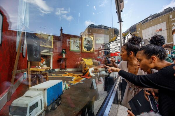 افتتاح متجر غروس دوميستيك بروداكت (Gross Domestic Product)، للعرض فقط دون الشراء!، للفنان البريطاني بانكسي في لندن، 1 أكتوبر 2019 - سبوتنيك عربي