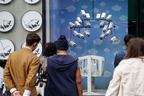 افتتاح متجر غروس دوميستيك بروداكت (Gross Domestic Product)، للعرض فقط دون الشراء!، للفنان البريطاني بانكسي في لندن، 1 أكتوبر 2019 - سبوتنيك عربي