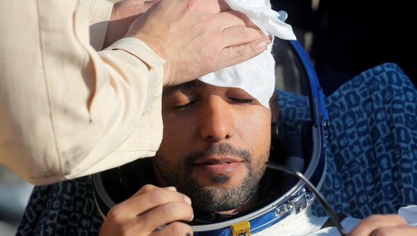رائد الفضاء الإماراتي هزاع المنصوري لحظة وصوله الأرض بعد مهمة إلى محظة الفضاء الدولية، 3 أكتوبر/تشرين الأول 2019 - سبوتنيك عربي
