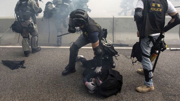 عناصر الشرطة في هونغ كونغ خلال القبض على المحتجين في هونغ كونغ - سبوتنيك عربي