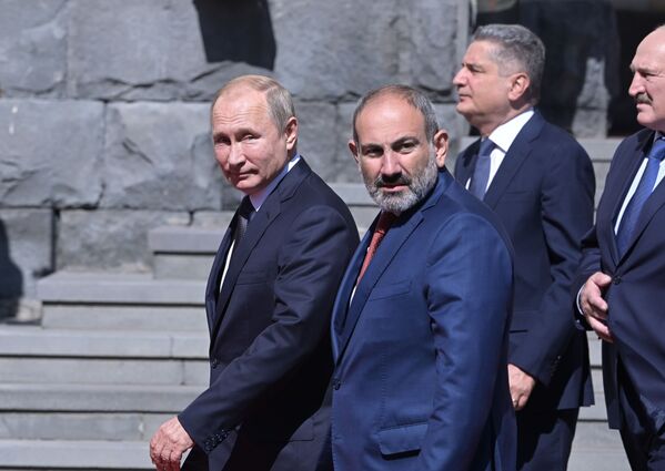 الرئيس الروسي فلاديمير بوتين ورئيس وزراء أرمينيا نيكول باشينيان، ورئيس المجلس الاقتصادي الأوراسي الأعلى تيغران ساركيسيان في يريفان، أرمينيا - سبوتنيك عربي
