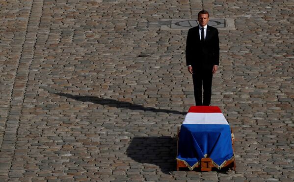 الرئيس الفرنسي إيمانويل ماكرون يقف أمام كفن الرئيس الفرنسي الأسبق جاك شيراك، في إطار مراسم الوداع الأخيرة في باريس، 30 سبتمبر 2019 - سبوتنيك عربي