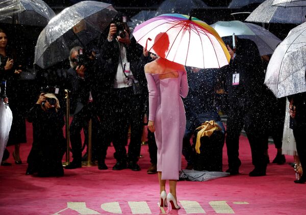الممثلة رينيه زيلويغر أثناء وصولها إلى العرض الافتتاحي الأول لفيلم جودي (Judy) في كورزون مايفير في لندن، بريطانيا، 30 سبتمبر 2019 - سبوتنيك عربي