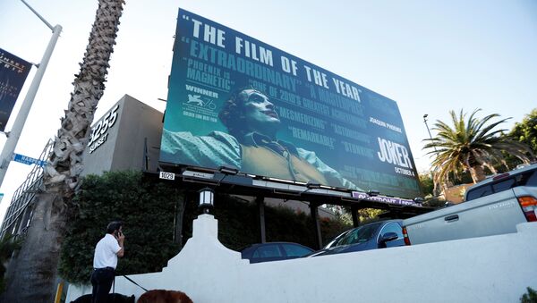 لوحة إعلانية تحمل ملصق فيلم الجوكر في مدينة لوس أنجلوس الأمريكية - سبوتنيك عربي