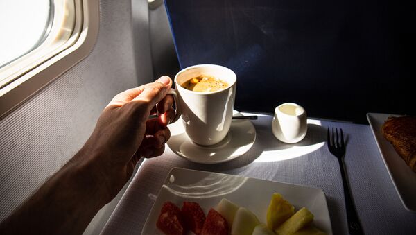 كوب من القهوة على متن طائرة - سبوتنيك عربي