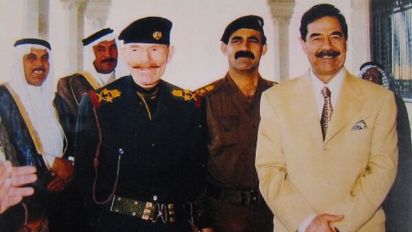 صدام حسين إلى اليمين ونائب الرئيس العراقي السابق عزت إبراهيم الثالث في اليسار - سبوتنيك عربي