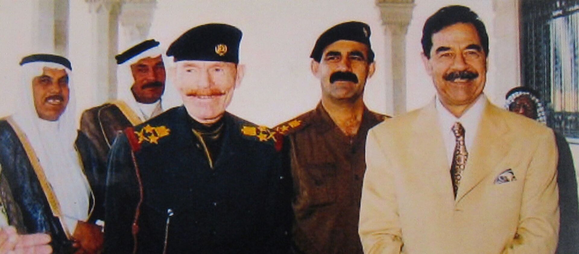 صدام حسين إلى اليمين ونائب الرئيس العراقي السابق عزت إبراهيم الثالث في اليسار - سبوتنيك عربي, 1920, 23.02.2021