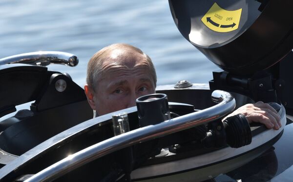 الرئيس الروسي فلاديمير بوتين يتحدث مع أعضاء البعثة بعد الغوص إلى قاع خليج فنلندا بواسطة غواصة ش-308 (سيومغا)، 27 يوليو/ تموز 2019 - سبوتنيك عربي