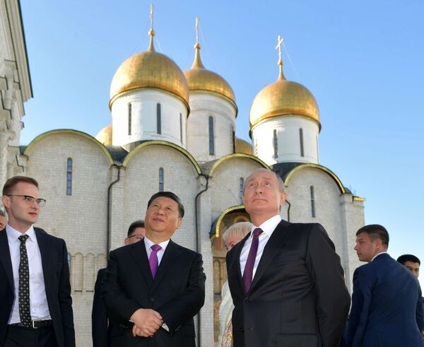 الرئيس فلاديمير بوتين والرئيس الصيني شين جين بينغ خلال زيارة الأخير إلى روسيا، الساحة الحمراء، 5 يونيو 2019 - سبوتنيك عربي