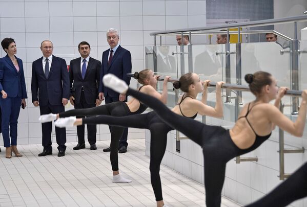 الرئيس فلاديمير بوتين يزور المركز الأوليمبي للسباحة الإيقاعية باسم أ. دافيدوفا، 27 مارس/ آذار 2019 - سبوتنيك عربي