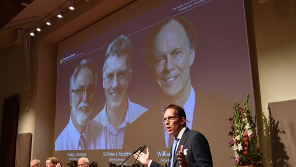 الأمريكيان وليام كايلين وغريغ سيمنزا والبريطاني السير بيتر رادلكيف الفائزين بجائزة نوبل في الطب - سبوتنيك عربي