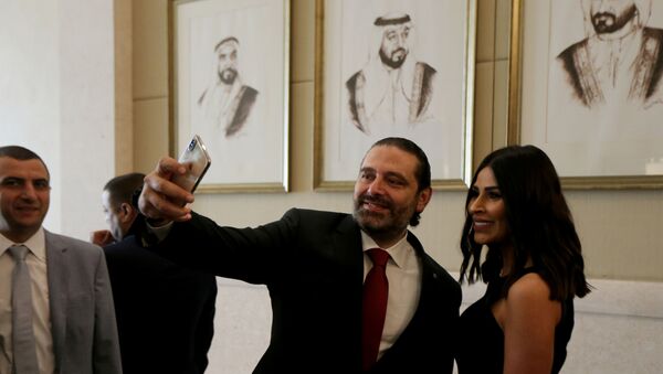 رئيس الوزراء اللبناني سعد الحريري يلتقط صورة شخصية مع إحدى المشاركين في منتدى الاستثمار الإماراتي-اللبناني في أبو ظبي - سبوتنيك عربي