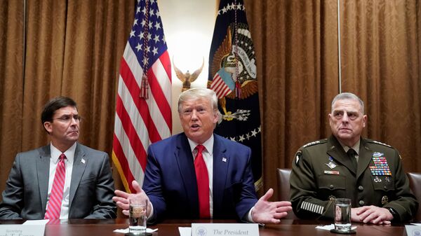 الرئيس الأمريكي دونالد ترامب مع وزير الدفاع مارك إسبير ورئيس أركان الجيش مارك ميلي - سبوتنيك عربي