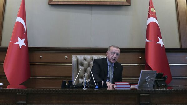 الرئيس التركي رجب طيب أردوغان يتحدث عبر الهاتف مع وزير الدفاع خلوصي أكار قبل إصدار أوامر ببدء العملية العسكرية في سوريا - سبوتنيك عربي