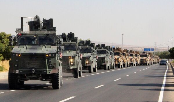 القوافل العسكرية التركية تتجه إلى الحدود السورية التركية، بعد الإعلان عن بدء عملية نبع السلام العسكرية التركية في شمال سوريا، الصورة بتاريخ 9 أكتوبر 2019 - سبوتنيك عربي