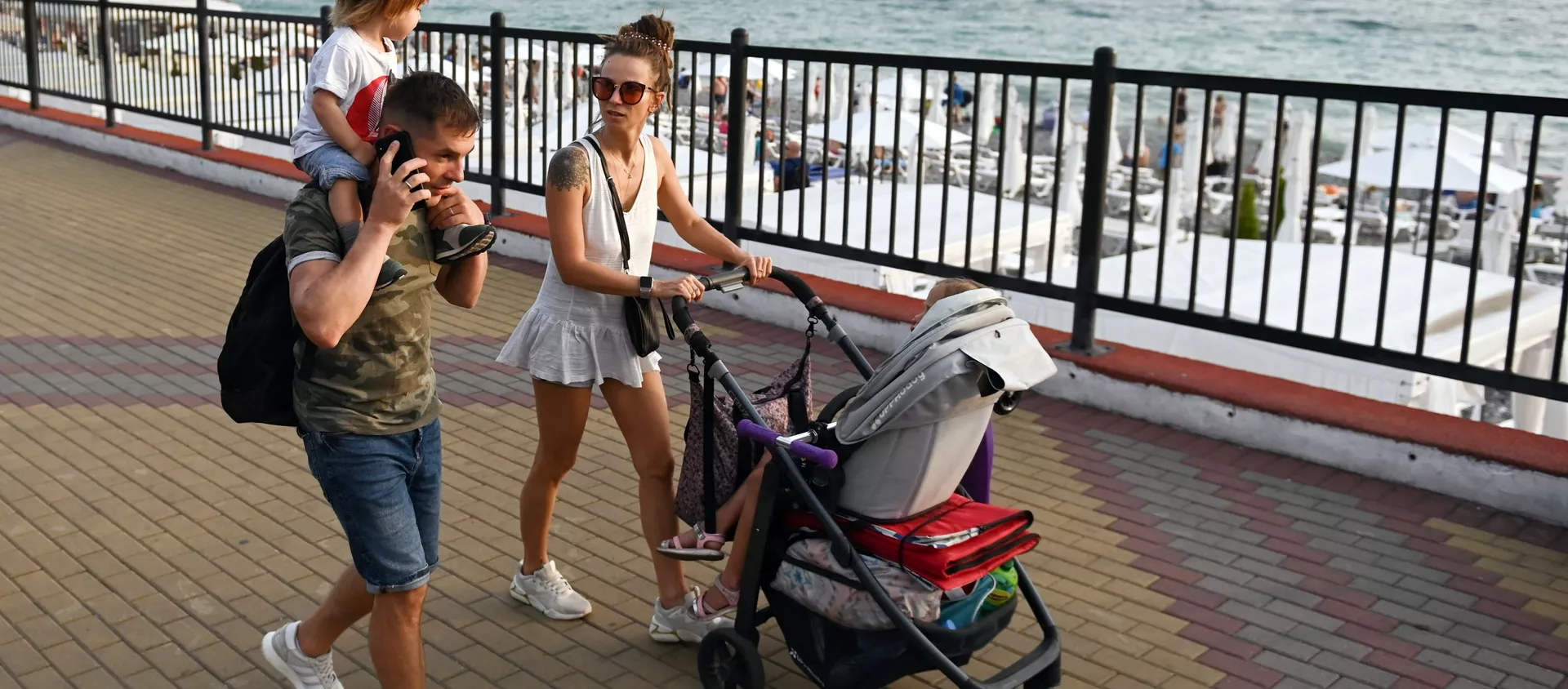 مصطافون على شاطئ خليج نيجني إميريتينسكي في سوتشي - سبوتنيك عربي, 1920, 14.07.2020