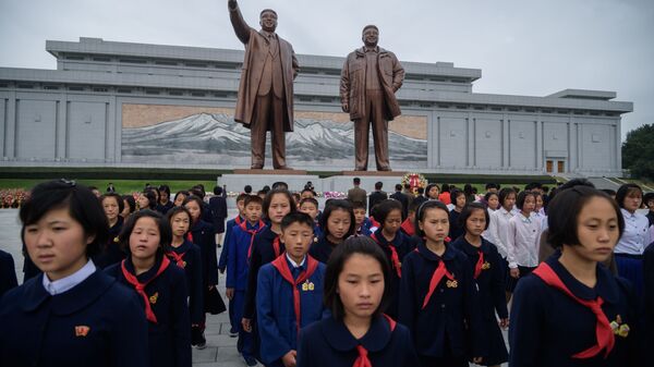 تلاميذ يزورون تماثيل الزعماء الكوريين الشماليين الراحلين كيم إيل سونغ وكيم جونغ إيل على تل مانسو لإحياء الذكرى الـ74 لتأسيس حزب العمال الكوري، في 10 أكتوبر 2019 - سبوتنيك عربي