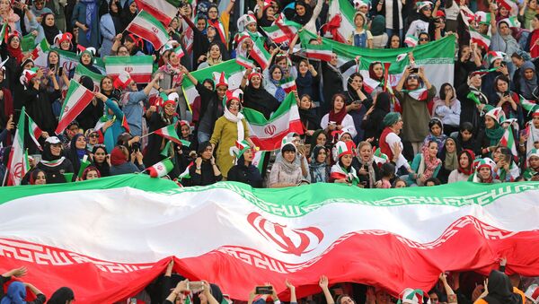 المشجعات الإيرانيات يحضرن مباريات التصفيات المؤهلة لكأس العالم الشهر المقبل، وهو حدث ظل حكرا على الرجال لأكثر من 40 عاما، طهران، إيران - سبوتنيك عربي