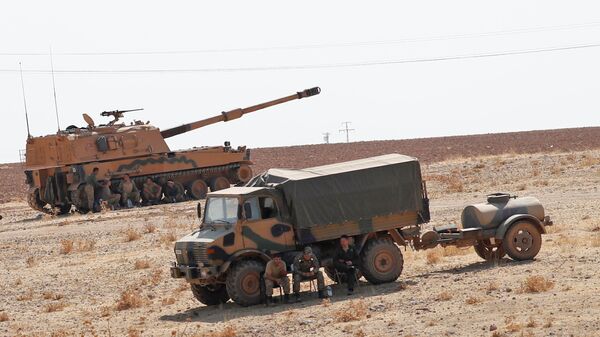 مركبات الجيش التركي والأفراد العسكريون بالقرب من الحدود التركية السورية - سبوتنيك عربي