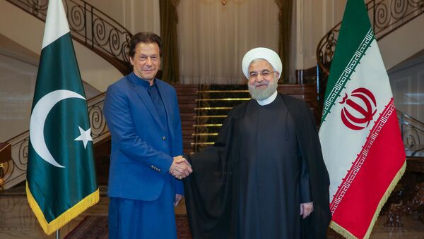 الرئيس الإيراني حسن روحاني ورئيس الوزراء الباكستاني عمران خان في طهران - سبوتنيك عربي