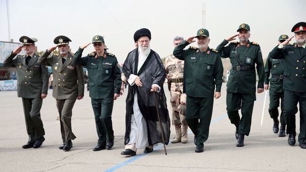 المرشد الأعلى الإيراني علي خامنئي مع قادة الحرس الثوري - سبوتنيك عربي