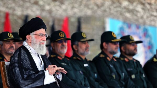 المرشد الأعلى الإيراني علي خامنئي مع قادة الحرس الثوري - سبوتنيك عربي