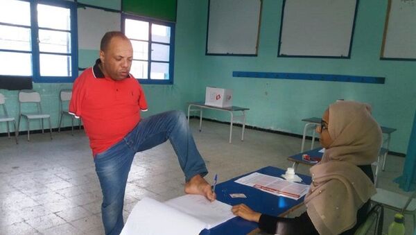 ذوو الاحتياجات الخاصة يدلون بأصواتهم في الانتخابات الرئاسية التونسية - سبوتنيك عربي
