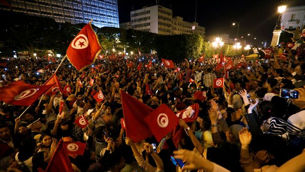 آلاف التونسيين يحتفلون بعد نتائج استطلاع  تشير لفوز قيس سعيد - سبوتنيك عربي
