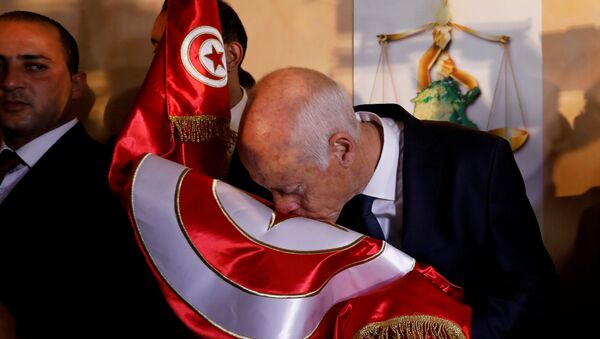 آلاف التونسيين يحتفلون بعد نتائج استطلاع  تشير لفوز قيس سعيد - سبوتنيك عربي