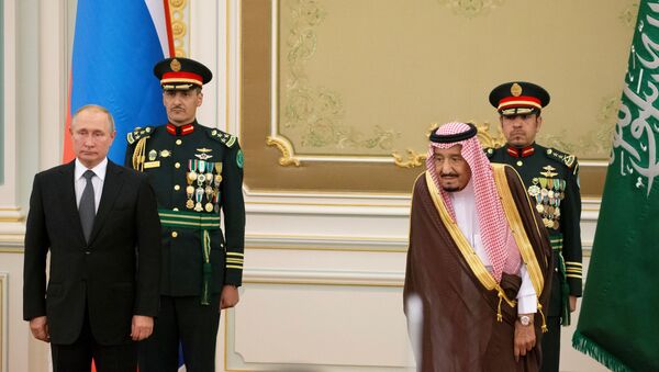 العاهل السعودي الملك سلمان بن عبد العزيز يستقبل الرئيس الروسي فلاديمير بوتين في قصر اليمامة، الرياض، السعودية 14 أكتوبر 2019 - سبوتنيك عربي