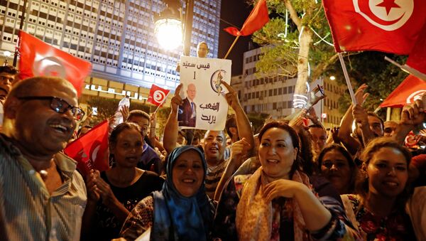 رد فعل الناس بعد إعلان نتائج استطلاع الرأي في جولة الإعادة الثانية للانتخابات الرئاسية في تونس - سبوتنيك عربي