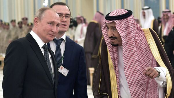 العاهل السعودي الملك سلمان بن عبد العزيز آل سعود مع الرئيس الروسي فلاديمير بوتين، الرياض، 14 أكتوبر/تشرين الأول 2019 - سبوتنيك عربي
