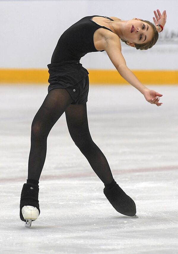 الروسية أليونا كوستورنايا خلال أدائها برنامجها الفني الحر للتزلج في اختبارات التزلج على الجليد للسيدات في موسكو - سبوتنيك عربي
